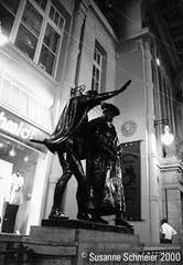 Schon Goethe liebte Auerbachs Keller... Die Figuren am Eingang erinnern an den Faritt aus Faust